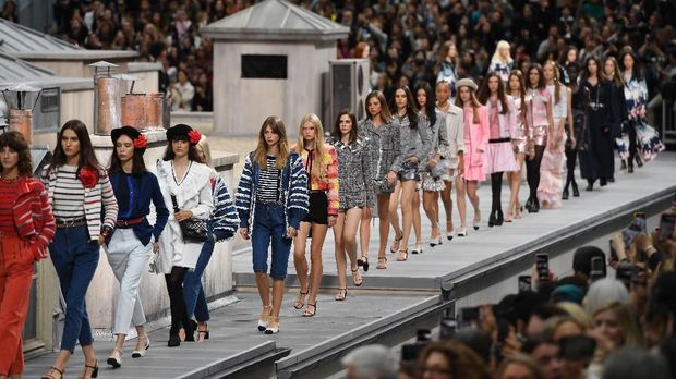 Galfot Show Chanel di Paris Fashion Week 2019 Models present creations by Chanel during the Women's Spring-Summer 2020 Ready-to-Wear collection fashion show at the Grand Palais in Paris, on October 1, 2019 (Photo by Christophe ARCHAMBAULT / AFP)