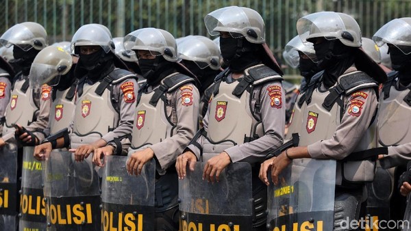 Personel Gabungan Amankan Gedung DPR Jelang aksi unjuk rasa buruh, ada ribuan personel gabungan yang dikerahkan untuk amankan gedung DPR. Aksi itu dilakukan untuk menolak revisi UU Ketenagakerjaan.