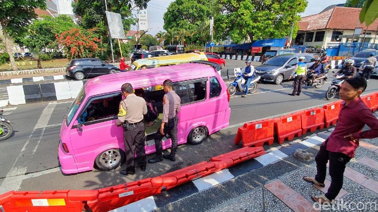 Angkot Pink Berasap di Depan Polresta Sukabumi, Bocah Madrasah Panik