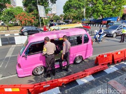 Angkot Pink Berasap di Depan Polresta Sukabumi, Bocah Madrasah Panik