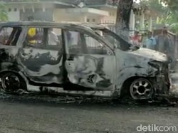 Sebuah Minibus Ludes Terbakar di Depan Kantor Desa Tulungagung