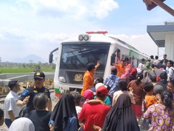 Semringah! Warga Cibatu Lihat KA Melintas Lagi Setelah 36 Tahun