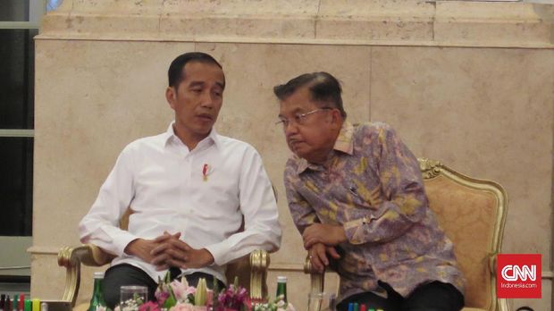 Presiden Joko Widodo (kiri) dan Wakil Presiden Jusuf Kalla dalam Sidang Kabinet Paripurna tentang Evaluasi Pelaksanaan RPJMN 2014-2019 dan Persiapan Implementasi APBN Tahun 2020, di Istana Negara, Jakarta, Kamis (3/10).