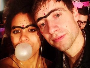 Bintangi Joker, Ini Zazie Beetz yang Hobi Pose dengan Makanan