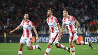 Posisi bek tengah diisi oleh Nemanja Milunovic. Bek 30 tahun ini menjadi kunci saat Red Star Belgrade menang 3-1 atas Olympiacos. Selain tangguh di jantung pertahanan, ia juga mampu mengemas satu gol. (Foto: REUTERS/Marko Djurica)