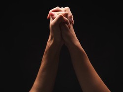 Tes Kepribadian: Caramu Menggenggam Tangan Ungkap Sifat Aslimu