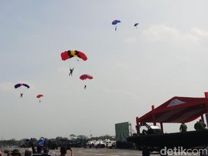 Geladi Bersih HUT TNI, 74 Prajurit Atraksi Terjun Payung