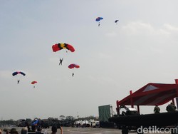 Geladi Bersih HUT TNI, 74 Prajurit Atraksi Terjun Payung