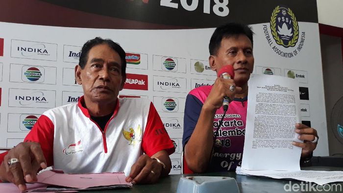 Koordinator 26 klub internal Persis Solo, Agus Saparno (kanan) dan Heri Gogor (kiri) saat jumpa pers di Balai Persis, Solo. (Foto: Bayu Ardi Isnanto/detikcom) Koordinator 26 klub internal Persis Solo, Agus Saparno (kanan) dan Heri Gogor (kiri) saat jumpa pers di Balai Persis, Solo. (Foto: Bayu Ardi Isnanto/detikcom)