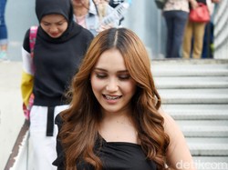 Kasih Kejutan, Ayu Ting Ting Bikin Umi Kalsum Begadang