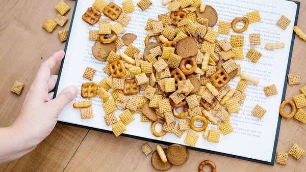 Demi Tarik Perhatian, Iklan Makanan Ini Bikin Pembaca Buku Geram