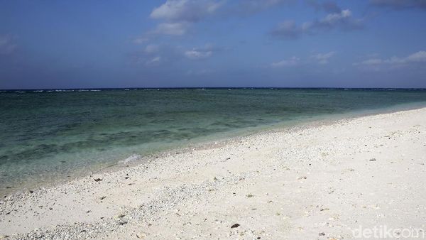 Terpesona Indahnya Pantai Pasir Putih di Wolo