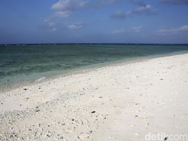 Terpesona Indahnya Pantai Pasir Putih di Wolo