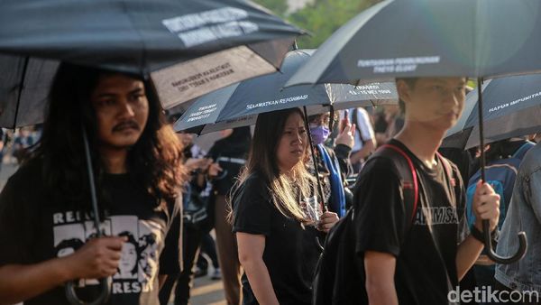 Kaos dan Payung Hitam Setia di Aksi Kamisan ke-604