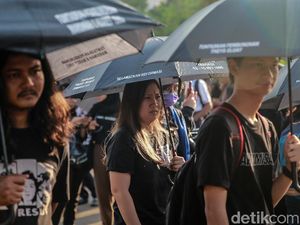 Kaos dan Payung Hitam Setia di Aksi Kamisan ke-604