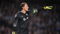 Andriy Pyatov berdiri di bawah mistar. Kiper Shakhtar Donetsk ini tampil gemilang saat timnya menang 2-1 atas Atalanta. Dikutip dari WhoScored, ia membuat empat saves krusial di laga tersebut. (Foto: Laurence Griffiths/Getty Images)