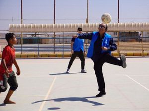 Momen Orang Terkaya RI Main Bola Bareng Anak Pengungsi Suriah Momen Orang Terkaya RI Main Bola Bareng Anak Pengungsi Suriah