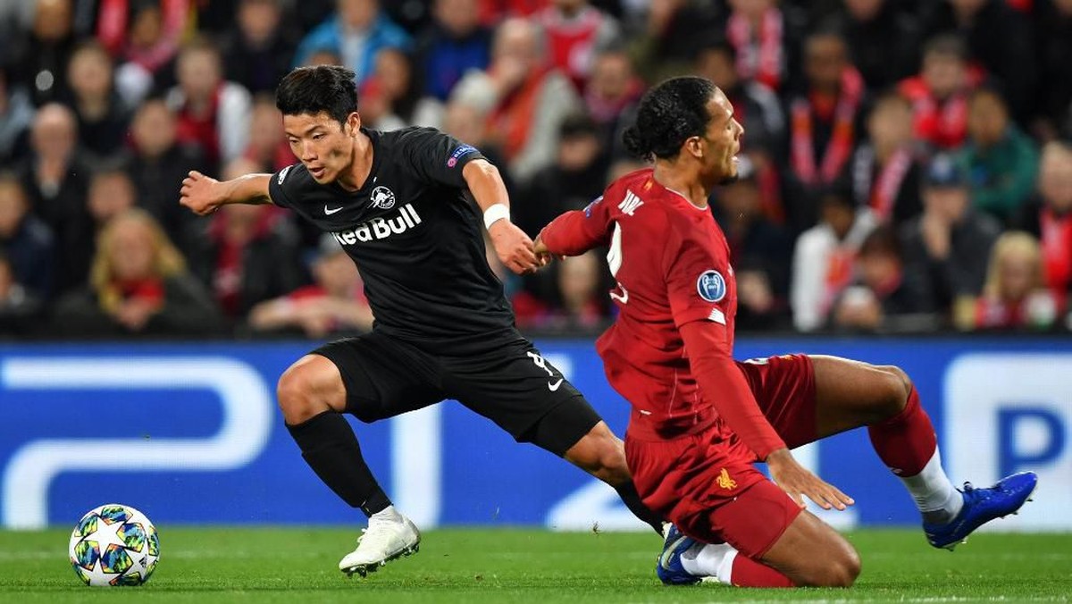 Virgil Van Dijk diperdayai oleh Hwang Hee-chan saat Liverpool vs Red Bull Salzburg. (Foto: Paul Ellis/AFP)