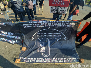 Aksi Kamisan di Depan Istana, Terus Desak Jokowi Tuntaskan Kasus HAM Aksi Kamisan di Depan Istana, Terus Desak Jokowi Tuntaskan Kasus HAM