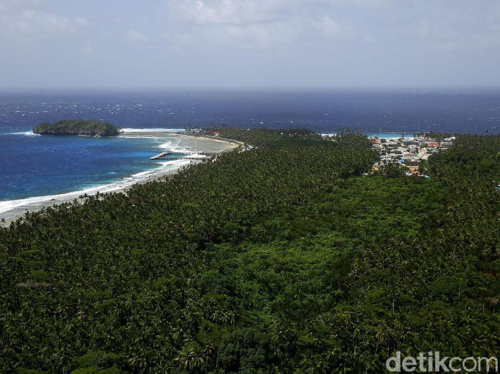 Lanskap Pulau Miangas yang Mempesona dari Puncak Mercusuar