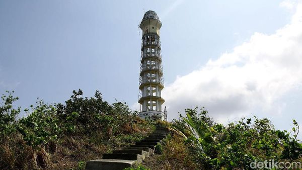 Melihat Lebih Dekat Mercusuar Miangas yang Ikonik