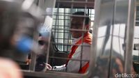 Senyum Sukiman Dari Mobil Tahanan