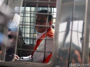 Senyum Sukiman Dari Mobil Tahanan Senyum Sukiman Dari Mobil Tahanan