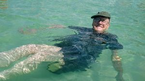 Foto: Ekspresi Kakek 93 Tahun yang Pertama Kali ke Pantai