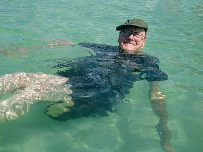 Foto: Ekspresi Kakek 93 Tahun yang Pertama Kali ke Pantai