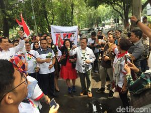 Pendukung Jokowi di Medan Datangi DPRD Sumut, Bagi-bagi Bunga