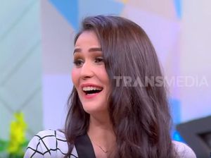 Senk Lotta Serasa Dihipnotis saat Beri Nomor Telepon ke Vicky Prasetyo Senk Lotta Serasa Dihipnotis saat Beri Nomor Telepon ke Vicky Prasetyo