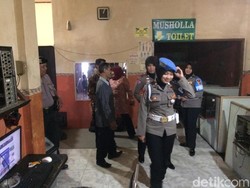 Buru Pelajar Bolos, Polisi dan Guru Ciamis Razia Warnet-Rental PS