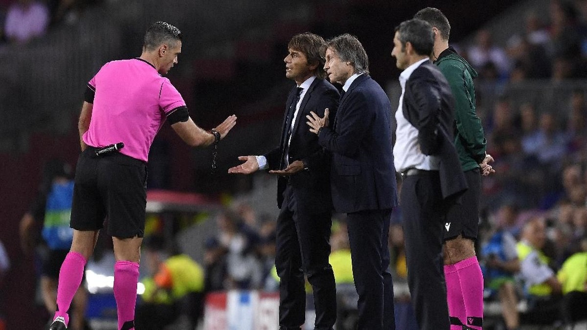 Pelatih Inter Milan Antonio Conte kesal kepada wasit Damir Skomina, dalam kekalahan di markas Barcelona 1-2. (Foto: Alex Caparros / Getty Images)
