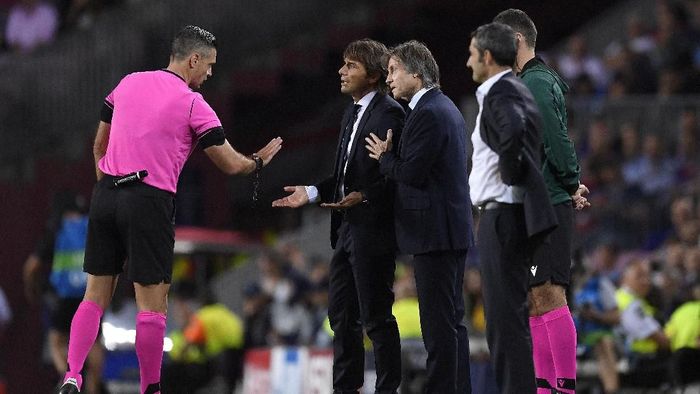 Pelatih Inter Milan Antonio Conte kesal kepada wasit Damir Skomina, dalam kekalahan di markas Barcelona 1-2. (Foto: Alex Caparros / Getty Images) Pelatih Inter Milan Antonio Conte kesal kepada wasit Damir Skomina, dalam kekalahan di markas Barcelona 1-2. (Foto: Alex Caparros / Getty Images)