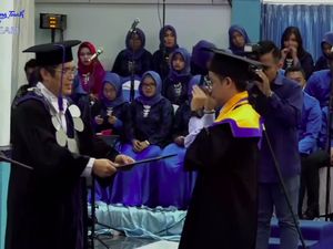 Viral Wisudawan Joget Entah Apa yang Merasukimu Saat Terima Ijazah