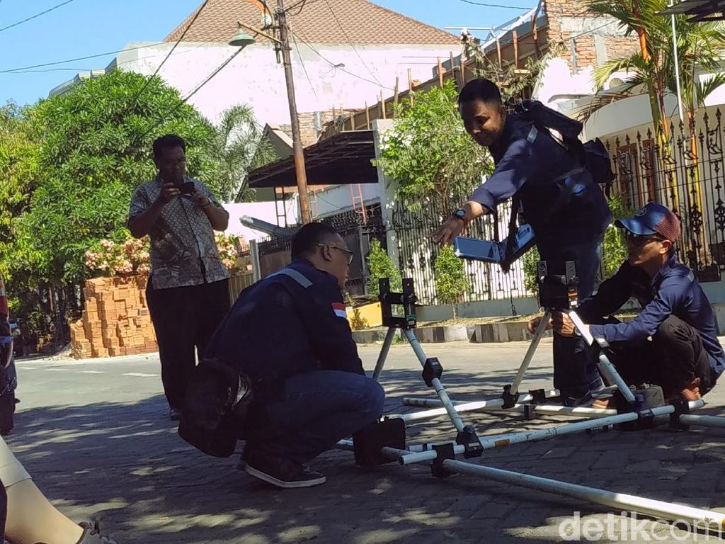 Badan Geologi Bandung Survei Georadar Terkait Semburan Minyak di Surabaya Badan Geologi Bandung Survei Georadar Terkait Semburan Minyak di Surabaya