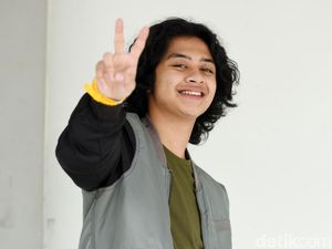 Ini Gaya Andalan Bastian Steel Ini Gaya Andalan Bastian Steel