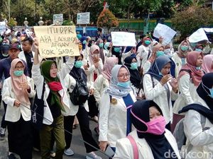 Mahasiswa Geruduk Gedung DPRD Purworejo Mahasiswa Geruduk Gedung DPRD Purworejo