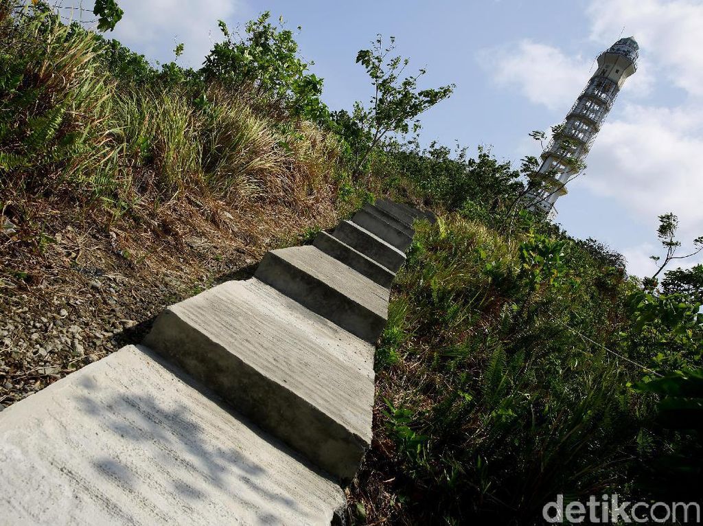 Menelusuri Jalan Terjal Menuju Mercusuar Miangas Menelusuri Jalan Terjal Menuju Mercusuar Miangas