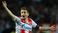 Marko Marin mengisi sektor tengah tim terbaik matchday kedua. Gelandang Jerman ini membuat dua assist saat mengantarkan Red Star Belgrade menang 3-1 atas Olympiakos. (Foto: Srdjan Stevanovic/Getty Images)