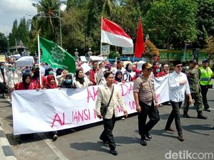 Protes Kriminalisasi Aktivis, Massa Mahasiswa Purworejo Joget Salah Apa Aku Protes Kriminalisasi Aktivis, Massa Mahasiswa Purworejo Joget Salah Apa Aku