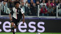 Juan Cuadrado tampil menonjol di sektor kanan pertahanan saat Juventus menang 3-0 atas Bayer Leverkusen. Pemain asal Colombia ini dua kali melakukan tekel, tiga intersep dan dua sapuan.(Foto: Pier Marco Tacca/Getty Images)