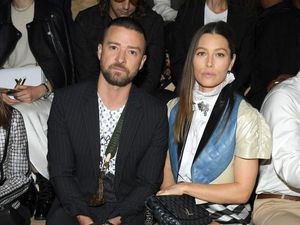 Momen Justin Timberlake Kena Prank di Fashion Show Louis Vuitton Momen Justin Timberlake Kena Prank di Fashion Show Louis Vuitton