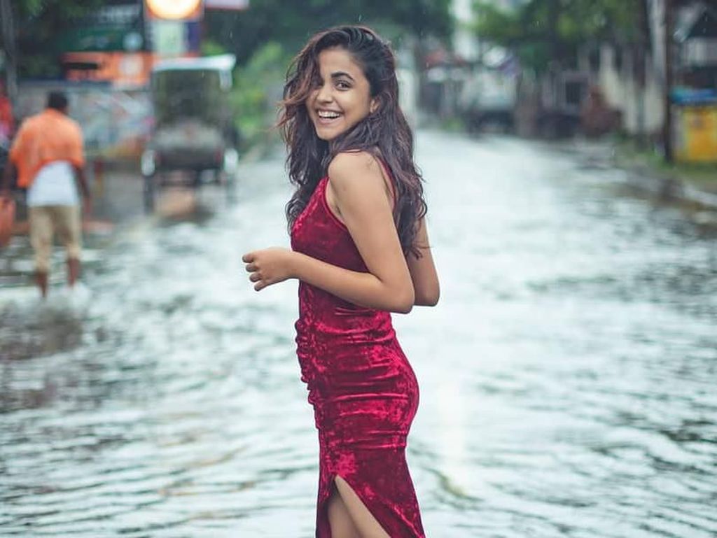 Pemotretan Fashion di Tengah Banjir, Mahasiswi Ini Dihujat Netizen Pemotretan Fashion di Tengah Banjir, Mahasiswi Ini Dihujat Netizen