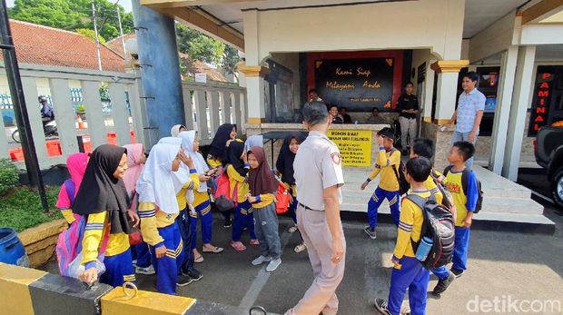 Angkot Pink Berasap Depan Polresta Sukabumi, Bocah Madrasah Panik