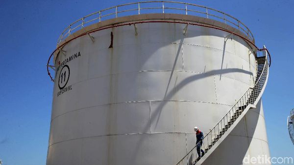 Melihat Lebih Dekat Terminal BBM di Makassar