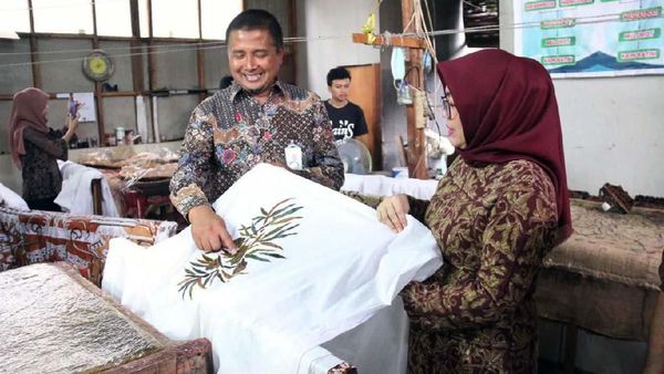 Membatik Kekinian dengan Canting Elektrik