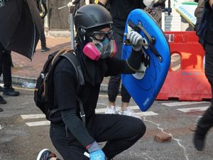 Pelajar yang Ditembak Polisi Hong Kong Didakwa Atas Penyerangan