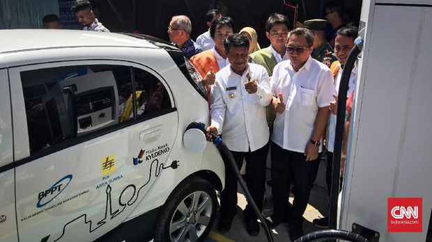 Peresmian pengisian mobil listrik melalui Pembangkit Listrik Tenaga Surya (PLTS) di Pulau Sumba Barat Daya hari ini, Kamis (3/10).