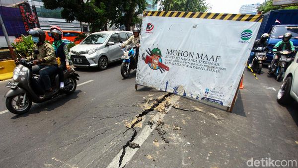 Hati-hati, Ada Jalan Retak di Kawasan Hayam Wuruk Jakarta